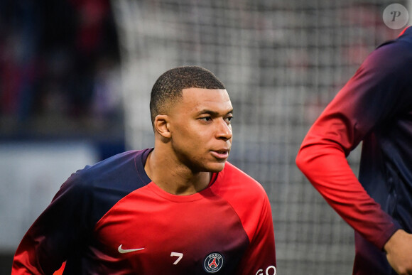 L'attaquant du Paris Saint-Germain Kylian Mbappé s'échauffe avant la demi-finale de la Ligue des champions de l'UEFA entre le Paris Saint-Germain et le Borussia Dortmund au stade du Parc des Princes à Paris, le 7 mai 2024.