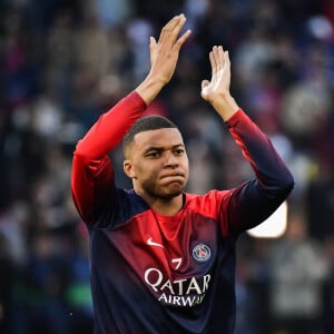 Il faut dire que les deux hommes sont en froid depuis plusieurs mois. La rupture semblait inévitable...
L'attaquant du Paris Saint-Germain Kylian Mbappé s'échauffe avant la demi-finale de l'UEFA Champions League entre le Paris Saint-Germain et le Borussia Dortmund au stade du Parc des Princes à Paris, le 7 mai 2024. Photo par Firas Abdullah/ABACAPRESS.COM