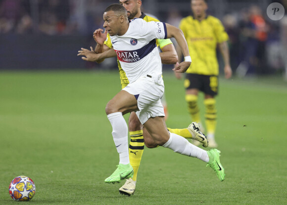 Kylian Mbappé du Paris Saint Germain joue le ballon, en individuelle face à Dortmund, le 1er mai 2024.