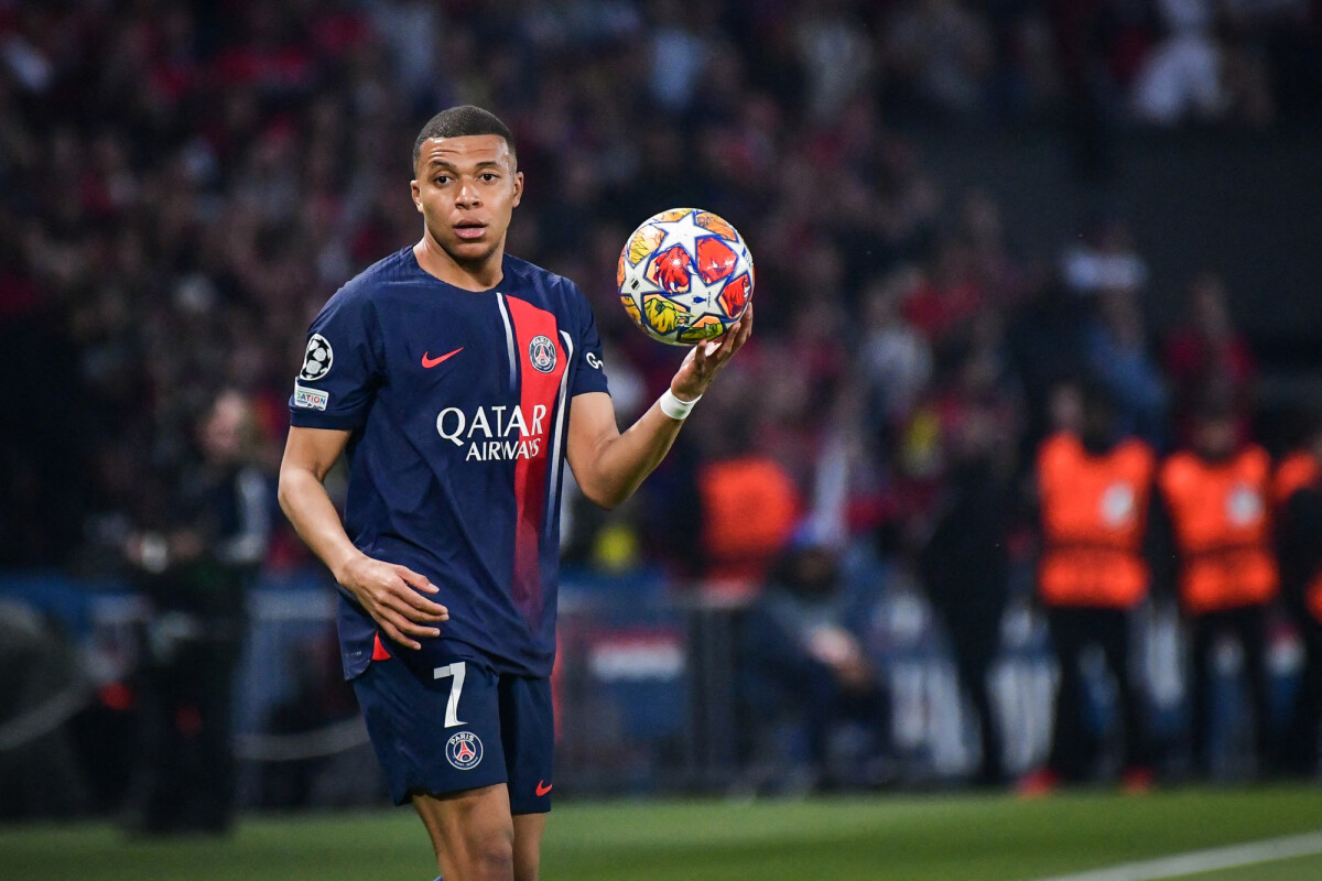 photo-l-attaquant-du-paris-saint-germain-kylian-mbapp-tient-le