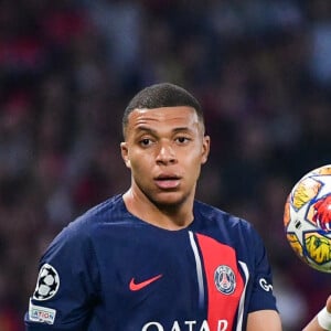 L'attaquant du Paris Saint-Germain Kylian Mbappé tient le ballon lors du match de football de la demi-finale de l'UEFA Champions League entre le Paris Saint-Germain et le Borussia Dortmund au stade du Parc des Princes à Paris, le 7 mai 2024. Photo par Firas Abdullah/ABACAPRESS.COM