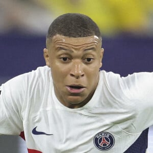 Kylian Mbappé du Paris Saint Germain joue le ballon Action individuelle le 1er mai 2024 lors de l'UEFA Champions League de la saison 2023/2024. La demi-finale, match aller, s'est soldée par une défaite du PSG.