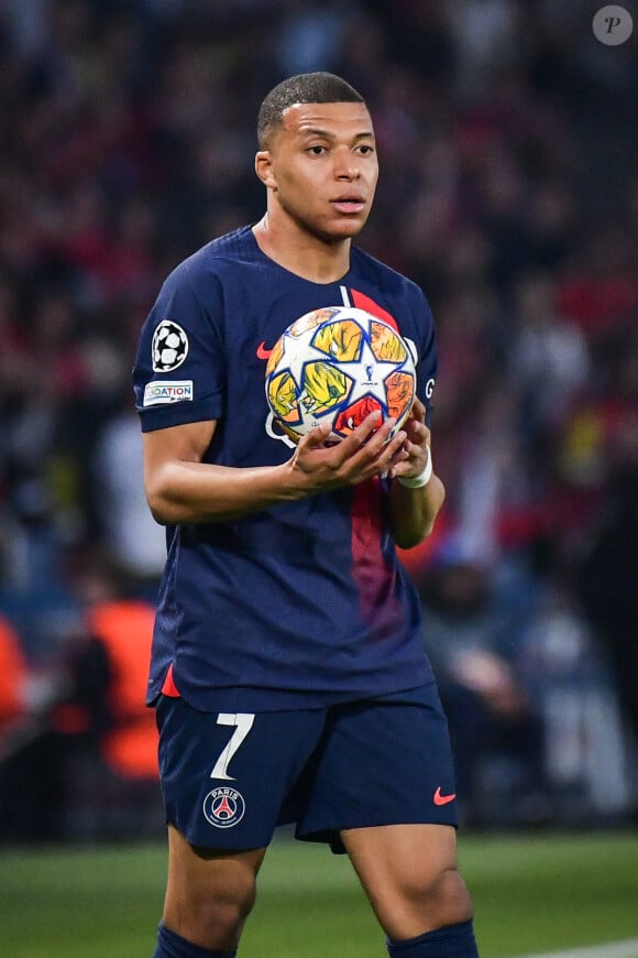 L'attaquant du Paris Saint-Germain Kylian Mbappé tient le ballon lors du match de football de la demi-finale de l'UEFA Champions League entre le Paris Saint-Germain et le Borussia Dortmund au stade du Parc des Princes à Paris, le 7 mai 2024.