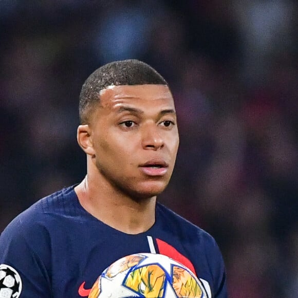 L'attaquant du Paris Saint-Germain Kylian Mbappé tient le ballon lors du match de football de la demi-finale de l'UEFA Champions League entre le Paris Saint-Germain et le Borussia Dortmund au stade du Parc des Princes à Paris, le 7 mai 2024.