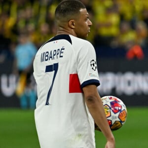 Kylian Mbappé du PSG avec le ballon dans les mains le 1er mai 2024 lors du match éliminatoire de demi-finale de la Champions League, opposant le PSG à Borussia Dortmund.