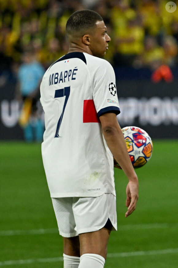 Kylian Mbappé du PSG avec le ballon dans les mains le 1er mai 2024 lors du match éliminatoire de demi-finale de la Champions League, opposant le PSG à Borussia Dortmund.