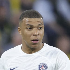 Kylian Mbappé du Paris Saint Germain joue le ballon face à Borussia Dortmund le 1er mai 2024, lors de la demi-finale aller qui s'est soldée par un échec des Parisiens (0-1).