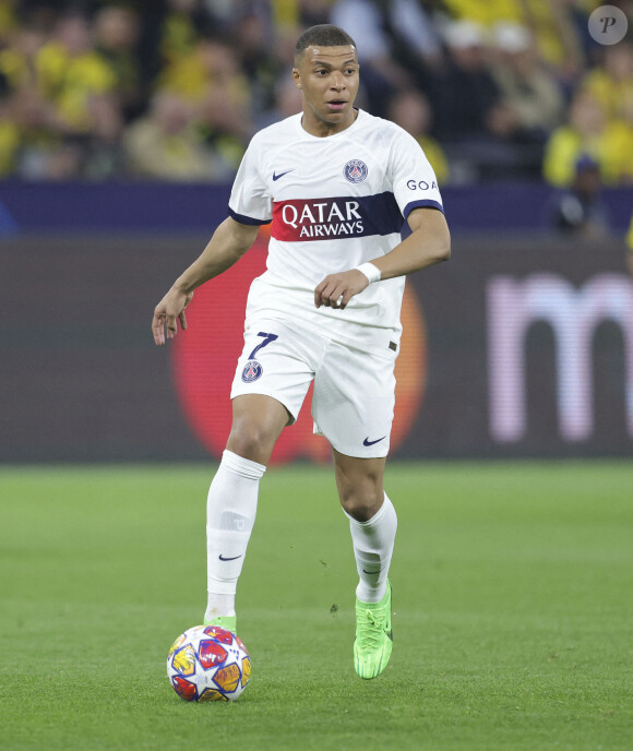 Kylian Mbappé du Paris Saint Germain joue le ballon face à Borussia Dortmund le 1er mai 2024, lors de la demi-finale aller qui s'est soldée par un échec des Parisiens (0-1).