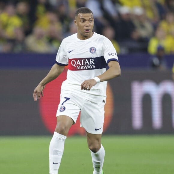 Kylian Mbappé du Paris Saint Germain joue le ballon face à Borussia Dortmund le 1er mai 2024, lors de la demi-finale aller qui s'est soldée par un échec des Parisiens (0-1).