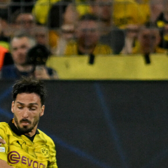Mats Hummels de Dortmund et Kylian Mbappé du PSG se disputent le ballon lors de la demi-finale de la Champions League le 1er mai 2024.