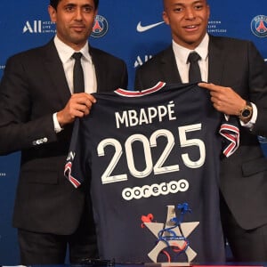 Il s'agit de Nasser al-Khelaifi
Le président du PSG, Nasser al-Khelaifi, et l'attaquant français du Paris Saint-Germain, Kylian Mbappé, assistent à une conférence de presse au stade du Parc des Princes, à Paris, le 23 mai 2022. Kylian Mbappé venait de signer jusqu'en 2025 avec le club parisien.