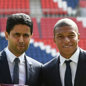 Le nouveau joueur du PSG, Kylian Mbappé, est dévoilé aux côtés du président du Paris Saint Germain, Nasser Al-Khelaifi, lors d'une conférence de presse au Parc des Princes, suite à son transfert du Monaco FC au Paris Saint Germain, en France, le 6 septembre 2017. Mbappé, 18 ans, né à Paris, avait dans un premier temps été prêté au PSG par les champions de France monégasques pour un an avant de signer un contrat permanent.