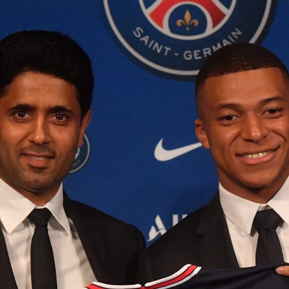 Le président du PSG, Nasser al-Khelaifi, et l'attaquant français du Paris Saint-Germain, Kylian Mbappé, assistent à une conférence de presse au stade du Parc des Princes à Paris, le 23 mai 2022, deux jours après que le club a remporté le titre de Ligue 1 pour la dixième fois, un record, et que l'attaquant superstar Mbappé a choisi de signer un nouveau contrat jusqu'en 2025 au PSG plutôt que de rejoindre le Real Madrid.