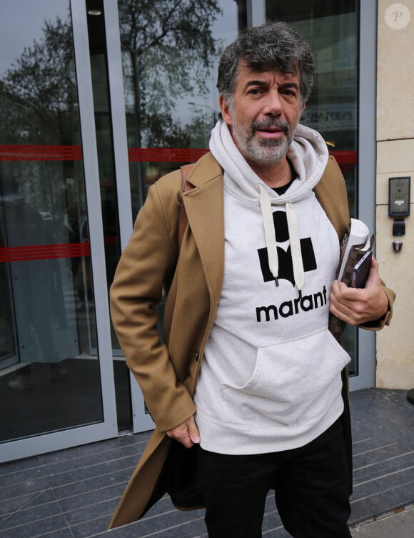 En parallèle, l'animateur poursuit sa carrière d'agent immobillier
Stéphane Plaza - Les célébrités à la sortie de l'émission "Les Grosses Têtes" aux studios RTL à Neuilly-sur-Seine, France, le 17 avril 2023. © Jonathan Rebboah/Panoramic/Bestimage