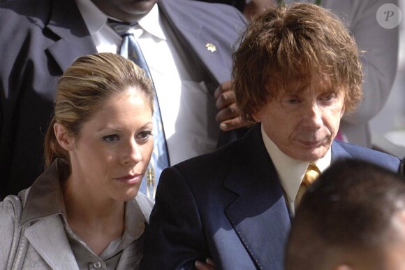 Phil Spector (photo : à son premier procès, en 2007, avec sa femme Rachelle) : Condamné en 2009 à 19 ans de prison, ses avocats cherchent encore à faire rejuger l'affaire !
