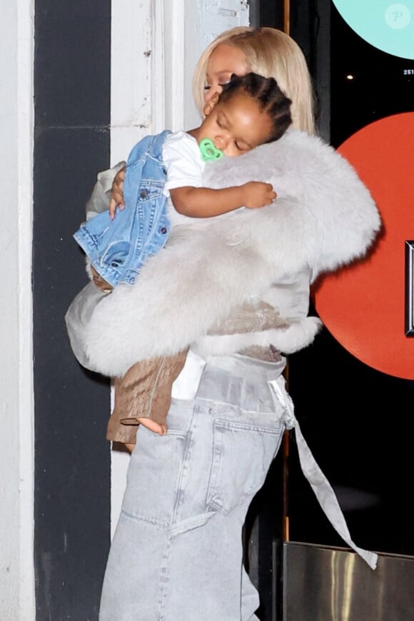 Très chic, Riri portait un pantalon baggy en denim gris ainsi qu'un haut sans bretelles argenté en tulle transparent.
Rihanna et son compagnon Asap Rocky fêtent le 2ème anniversaire de leur fils Rza au musée Color Factory à New York, le 11 mai 2024. Le couple a également un deuxième enfant, Riot Rose, âgé de 9 mois.