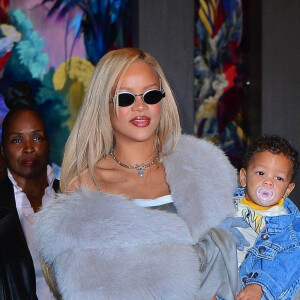 La chanteuse de 36 ans - qui a récemment raté le MET Gala "pour cause de grippe" - a été photographiée portant son cadet Riot (9 mois) à la sortie du Musée Color Factory à SoHo.
Rihanna et son compagnon Asap Rocky fêtent le 2ème anniversaire de leur fils Rza au musée Color Factory à New York, le 11 mai 2024. Le couple a également un deuxième enfant, Riot Rose, âgé de 9 mois.