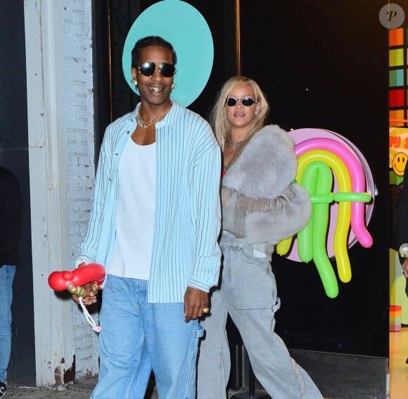 Le rappeur a également opté pour un total look denim.
Rihanna et son compagnon Asap Rocky fêtent le 2ème anniversaire de leur fils Rza au musée Color Factory à New York, le 11 mai 2024. Le couple a également un deuxième enfant, Riot Rose, âgé de 9 mois