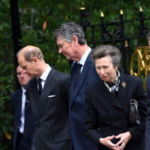Le prince Edward, comte de Wessex, Tim Lawrence, la princesse Anne d'Angleterre, Peter Phillips - La famille royale d'Angleterre devant le parterre de fleurs en hommage à la reine Elisabeth II d'Angleterre devant le château de Balmoral. Le 10 septembre 2022