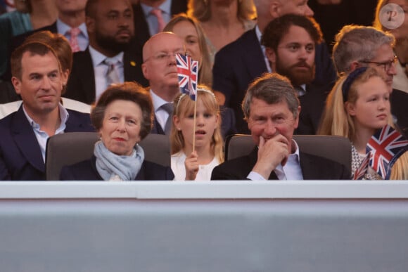 Peter Phillips, la princesse Anne, Isla Phillips, Timothy Laurence and Savannah Phillips - La famille royale d'Angleterre lors du concert devant le palais de Buckingham à Londres, à l'occasion du jubilé de platine de la reine d'Angleterre. Le 4 juin 2022 