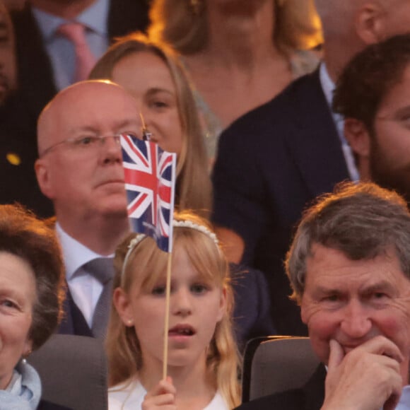 Peter Phillips, la princesse Anne, Isla Phillips, Timothy Laurence and Savannah Phillips - La famille royale d'Angleterre lors du concert devant le palais de Buckingham à Londres, à l'occasion du jubilé de platine de la reine d'Angleterre. Le 4 juin 2022 