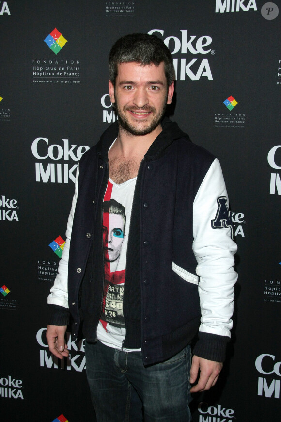 Le chanteur Grégoire (Boissenot) lors du showcase du chanteur Mika à l'occasion du lancement de la Happiness Bottle Coke by Mika à Paris, le 16 avril 2010.
