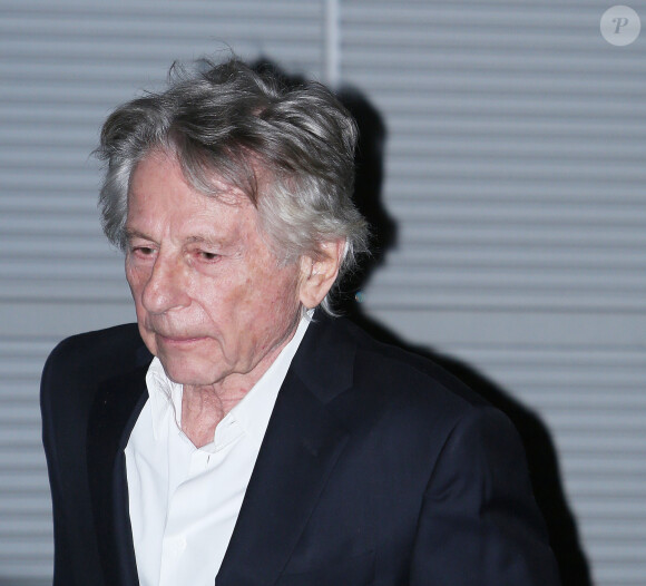 Roman Polanski quitte l'avant-première du film "J'accuse" au cinéma UGC Normandie entouré de 5 gardes du corps à Paris le 12 novembre 2019. (Une Française a accusé vendredi 8 novembre Roman Polanski de l'avoir violée en 1975 en Suisse alors qu'elle avait dix-huit ans) 