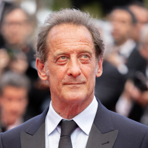 Au "Figaro", il explique ainsi : "Si quelqu’un me propose d’enlever mes tics dans la minute, je ne suis pas d’accord. C’est moi. C’est ma béquille."
Vincent Lindon - Montée des marches du film « L’Innocent » lors du 75ème Festival International du Film de Cannes. Le 24 mai 2022 © Olivier Borde / Bestimage