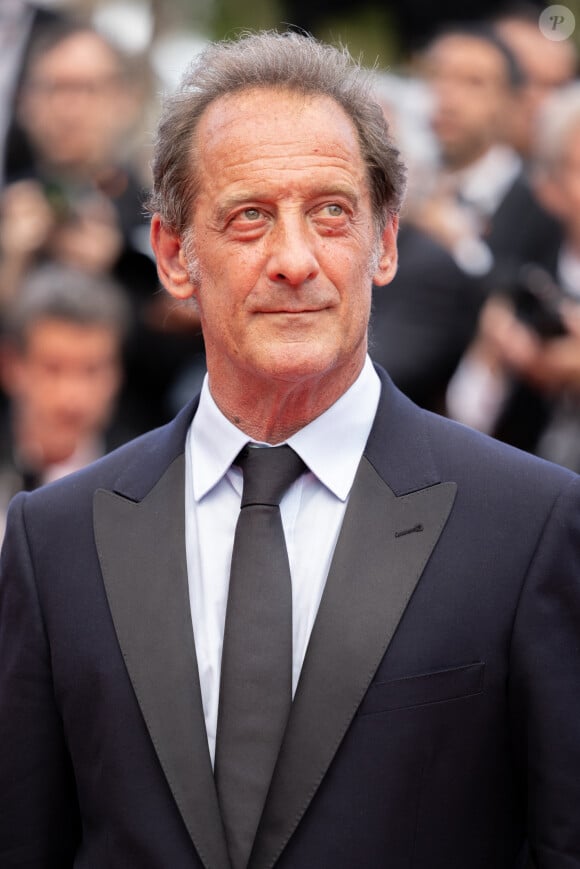 Au "Figaro", il explique ainsi : "Si quelqu’un me propose d’enlever mes tics dans la minute, je ne suis pas d’accord. C’est moi. C’est ma béquille."
Vincent Lindon - Montée des marches du film « L’Innocent » lors du 75ème Festival International du Film de Cannes. Le 24 mai 2022 © Olivier Borde / Bestimage