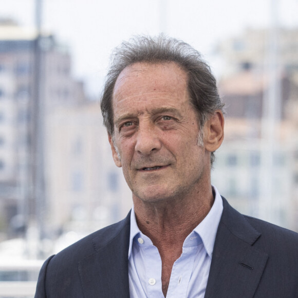 Une carrière bâtie en dépit d'un trouble dont il parle sans tabou, ses tics
Vincent Lindon (président du jury) lors du photocall du jury officiel lors du 75ème Festival International du Film de Cannes, au Palais des Festivals de Cannes à Cannes, France, le 17 mai 2022. © Cyril Moreau/Bestimage