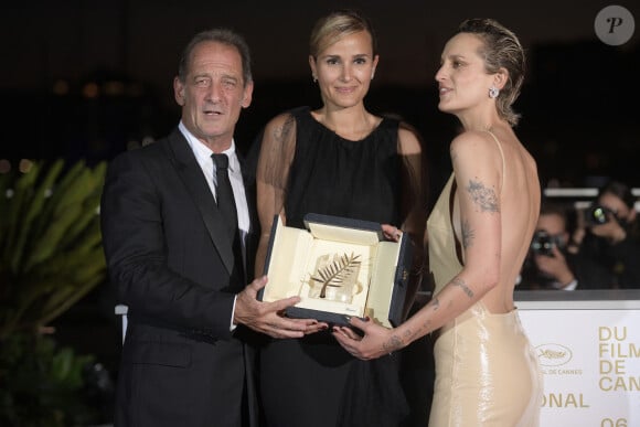 Vincent Lindon, Julia Ducournau (Palme d'Or pour "Titane"), Agathe Rousselle - Photocall des lauréats du 74ème Festival International du Film de Cannes. Le 17 juillet 2021.