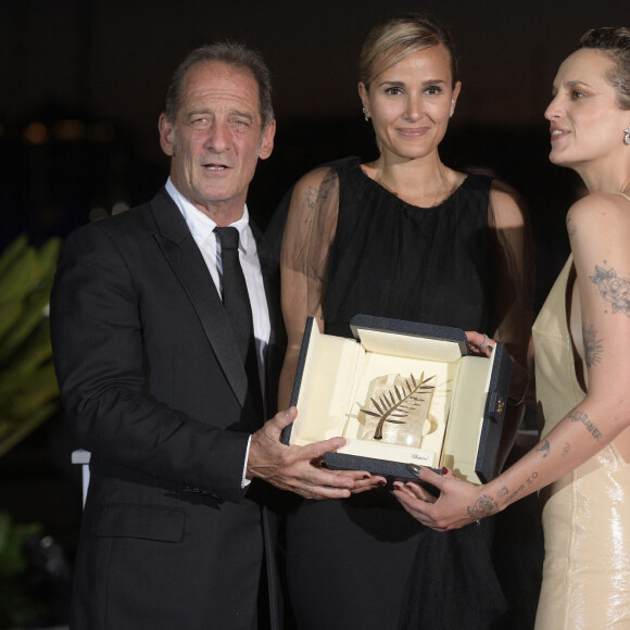 Vincent Lindon, Julia Ducournau (Palme d'Or pour "Titane"), Agathe Rousselle - Photocall des lauréats du 74ème Festival International du Film de Cannes. Le 17 juillet 2021.