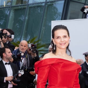 Juliette Binoche - Montée des marches du film « Le deuxième acte » pour la cérémonie d’ouverture du 77ème Festival International du Film de Cannes, au Palais des Festivals à Cannes. Le 14 mai 2024 © Olivier Borde / Bestimage  Red carpet of the movie « The Second act » for the opening of the 77th Cannes International Film Festival at the Palais des Festivals in Cannes, France. On may 14th 2024 