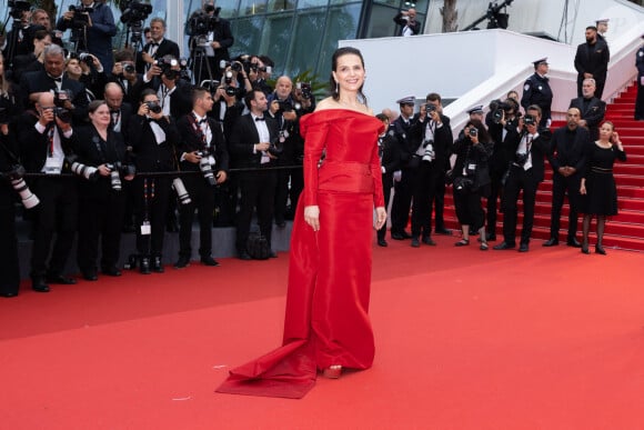 Juliette Binoche - Montée des marches du film « Le deuxième acte » pour la cérémonie d’ouverture du 77ème Festival International du Film de Cannes, au Palais des Festivals à Cannes. Le 14 mai 2024 © Olivier Borde / Bestimage  Red carpet of the movie « The Second act » for the opening of the 77th Cannes International Film Festival at the Palais des Festivals in Cannes, France. On may 14th 2024 