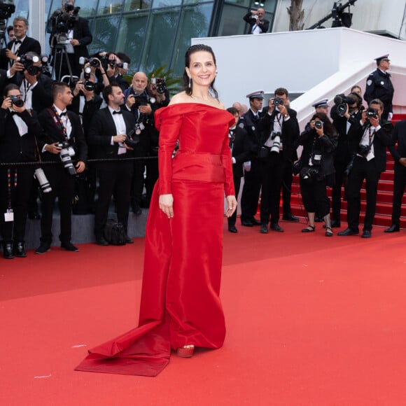 Juliette Binoche - Montée des marches du film « Le deuxième acte » pour la cérémonie d’ouverture du 77ème Festival International du Film de Cannes, au Palais des Festivals à Cannes. Le 14 mai 2024 © Olivier Borde / Bestimage  Red carpet of the movie « The Second act » for the opening of the 77th Cannes International Film Festival at the Palais des Festivals in Cannes, France. On may 14th 2024 