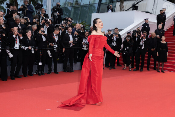 Juliette Binoche - Montée des marches du film « Le deuxième acte » pour la cérémonie d’ouverture du 77ème Festival International du Film de Cannes, au Palais des Festivals à Cannes. Le 14 mai 2024 © Olivier Borde / Bestimage  Red carpet of the movie « The Second act » for the opening of the 77th Cannes International Film Festival at the Palais des Festivals in Cannes, France. On may 14th 2024 