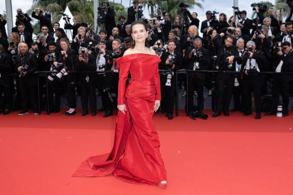 Juliette Binoche - Montée des marches du film « Le deuxième acte » pour la cérémonie d’ouverture du 77ème Festival International du Film de Cannes, au Palais des Festivals à Cannes. Le 14 mai 2024 © Olivier Borde / Bestimage  Red carpet of the movie « The Second act » for the opening of the 77th Cannes International Film Festival at the Palais des Festivals in Cannes, France. On may 14th 2024 