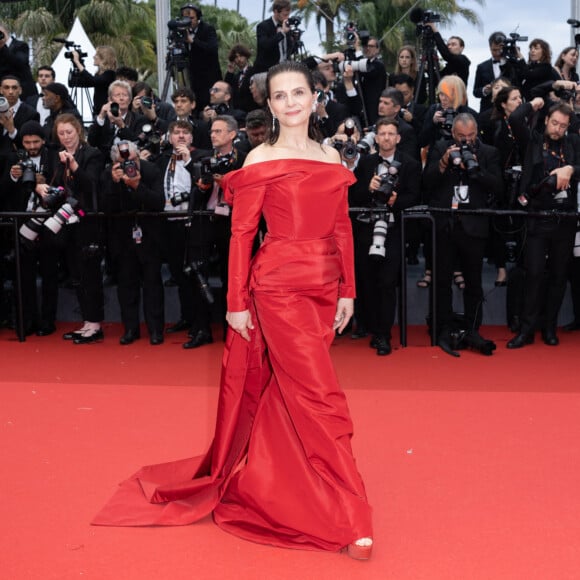 Juliette Binoche - Montée des marches du film « Le deuxième acte » pour la cérémonie d’ouverture du 77ème Festival International du Film de Cannes, au Palais des Festivals à Cannes. Le 14 mai 2024 © Olivier Borde / Bestimage  Red carpet of the movie « The Second act » for the opening of the 77th Cannes International Film Festival at the Palais des Festivals in Cannes, France. On may 14th 2024 