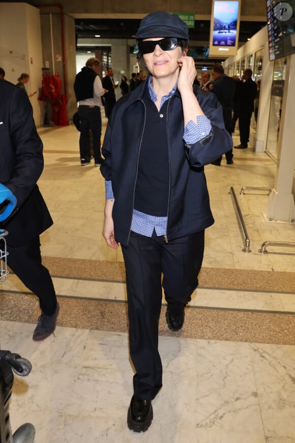 Juliette Binoche à son arrivée à l'aéroport de Nice pour le 77e Festival de Cannes.