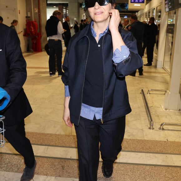 Juliette Binoche à son arrivée à l'aéroport de Nice pour le 77e Festival de Cannes.