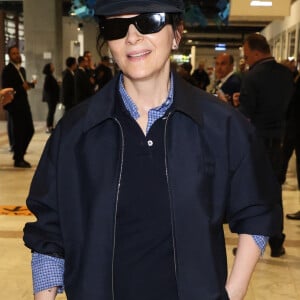 Juliette Binoche à son arrivée à l'aéroport de Nice pour le 77e Festival de Cannes.