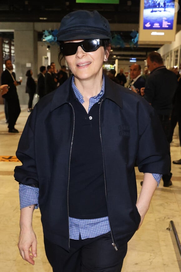 Juliette Binoche à son arrivée à l'aéroport de Nice pour le 77e Festival de Cannes.