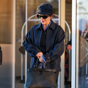 Juliette Binoche à son arrivée à l'aéroport de Nice pour le 77e Festival de Cannes.