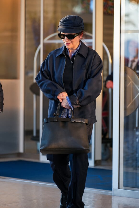 Juliette Binoche à son arrivée à l'aéroport de Nice pour le 77e Festival de Cannes.