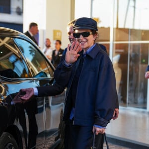 Juliette Binoche à son arrivée à l'aéroport de Nice pour le 77e Festival de Cannes.