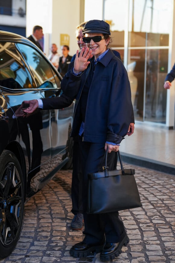 Juliette Binoche à son arrivée à l'aéroport de Nice pour le 77e Festival de Cannes.