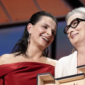 Meryl Streep recevant sa Palme d'Or d'honneur lors du 77e Festival de Cannes le 14 mai 2024, avec Juliette Binoche. Photo by David NIVIERE/ABACAPRESS.COM