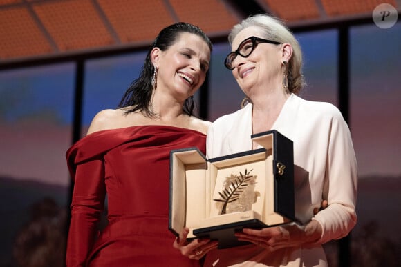 Meryl Streep recevant sa Palme d'Or d'honneur lors du 77e Festival de Cannes le 14 mai 2024, avec Juliette Binoche. Photo by David NIVIERE/ABACAPRESS.COM