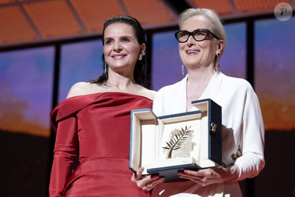 Meryl Streep recevant sa Palme d'honneur lors du 77e Festival de Cannes le 14 mai 2024, avec Juliette Binoche. Photo by David NIVIERE/ABACAPRESS.COM