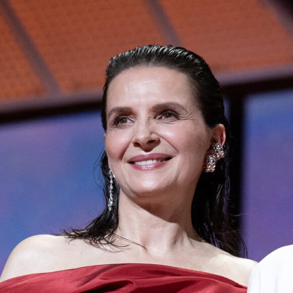 Meryl Streep recevant sa Palme d'honneur lors du 77e Festival de Cannes le 14 mai 2024, avec Juliette Binoche. Photo by David NIVIERE/ABACAPRESS.COM